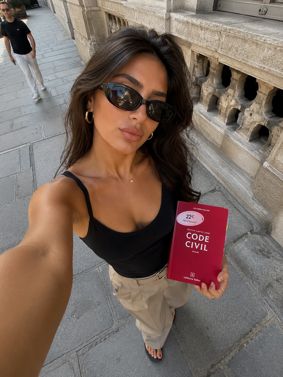 Étudiante en droit tenant un Code civil
